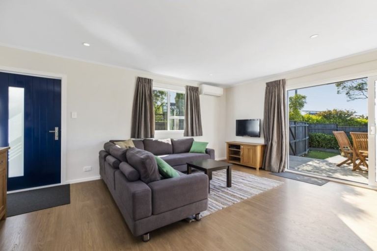 Photo of property in 1/298 Glenfield Road, Glenfield, Auckland, 0629