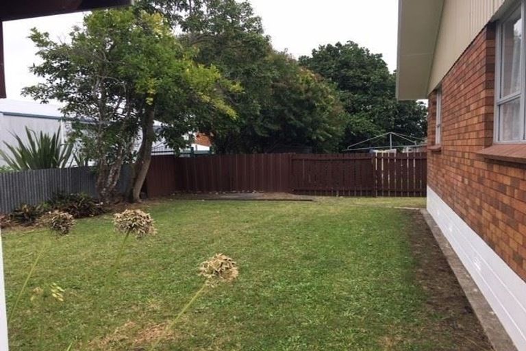 Photo of property in 2/23 Poinsettia Place, Henderson, Auckland, 0610