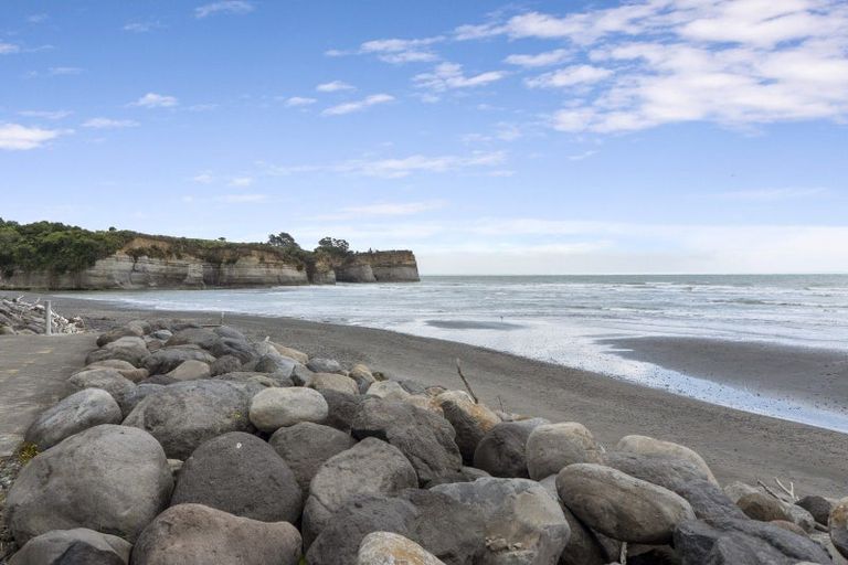 Photo of property in 30 Third Avenue, Urenui, 4377