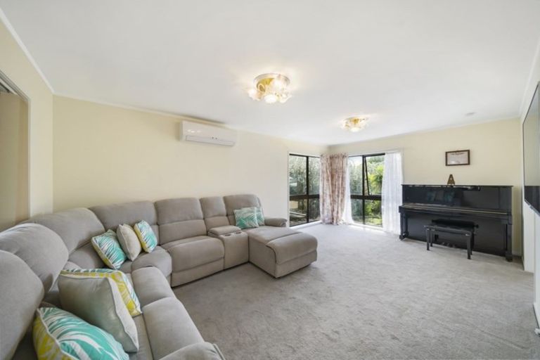 Photo of property in 94 Dalwhinnie Parade, Highland Park, Auckland, 2010