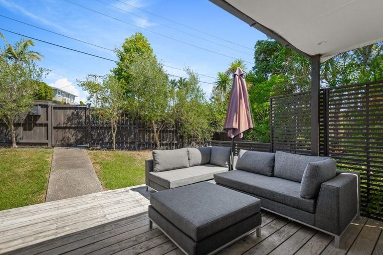 Photo of property in 1/22 Derwent Crescent, Titirangi, Auckland, 0604