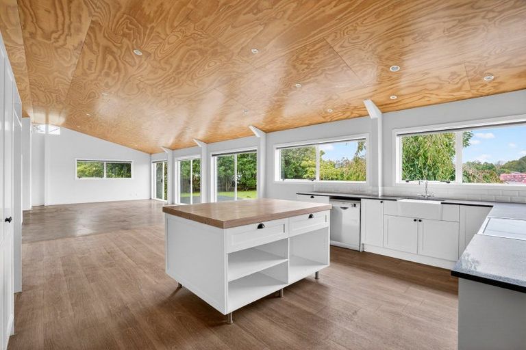 Photo of property in 61 Boord Crescent, Kumeu, 0891