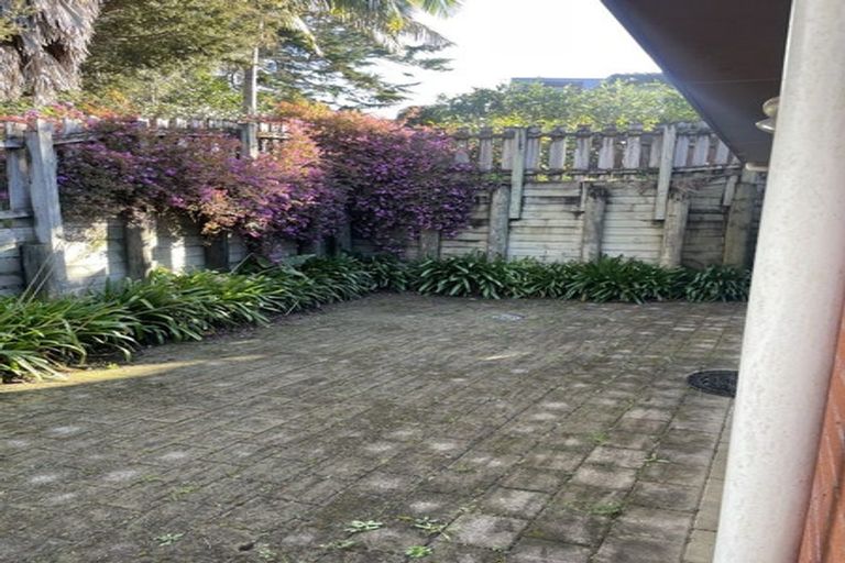 Photo of property in 8 Kirkdale Place, Northcross, Auckland, 0632