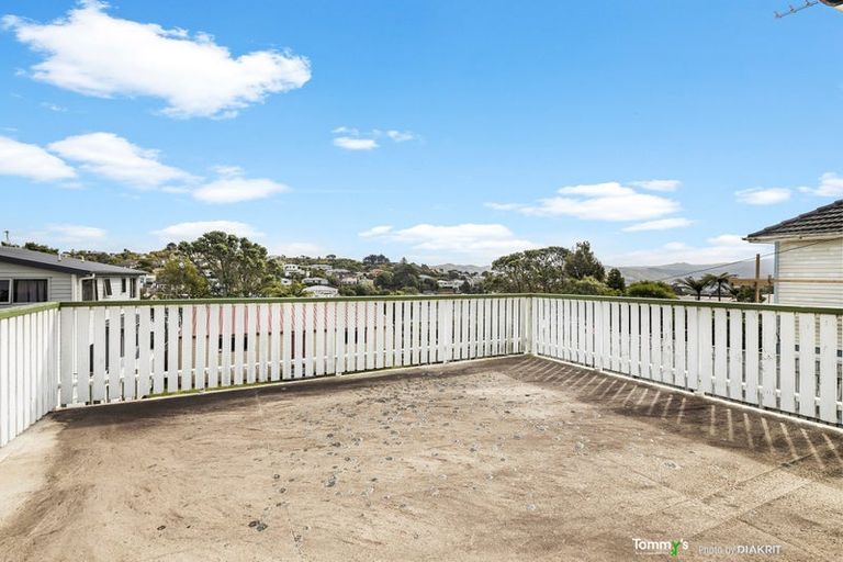 Photo of property in 15 Warrington Grove, Newlands, Wellington, 6037