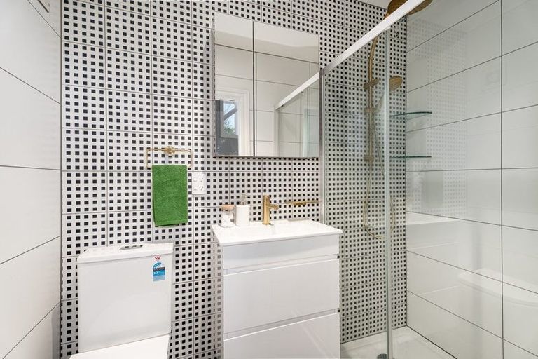 Photo of property in 50 Garden Road, Northland, Wellington, 6012