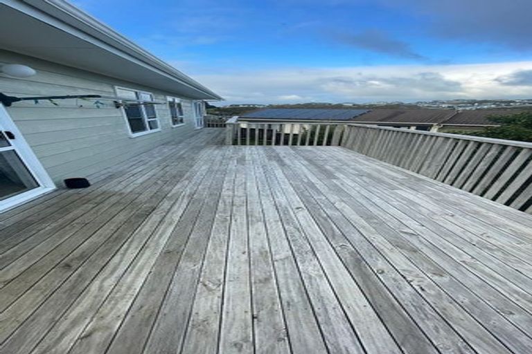 Photo of property in 16 Evesham Place, Newlands, Wellington, 6037