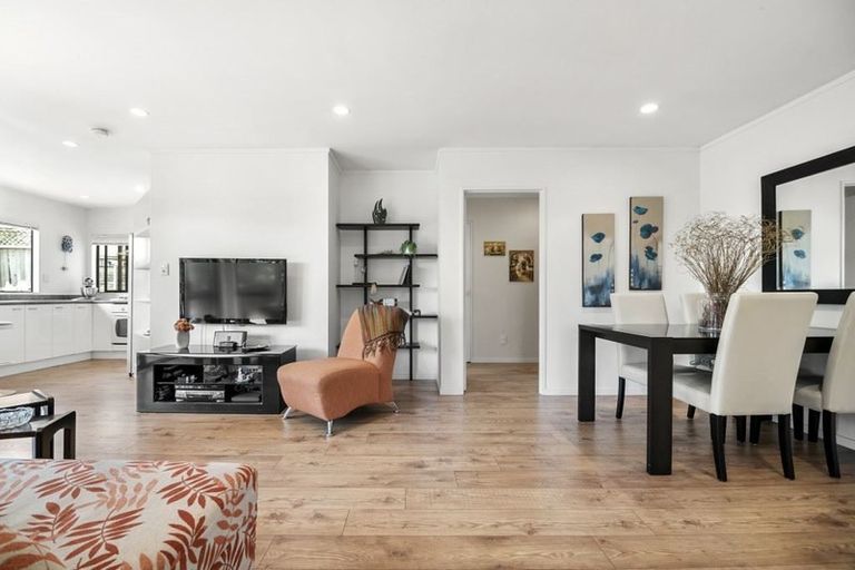 Photo of property in 14 Mandeville Place, Unsworth Heights, Auckland, 0632