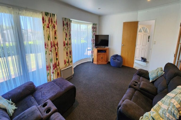 Photo of property in 8 Frank Frethey Place, Highlands Park, New Plymouth, 4312