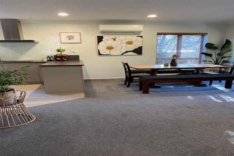 Photo of property in 2 Vista Place, Kawaha Point, Rotorua, 3010