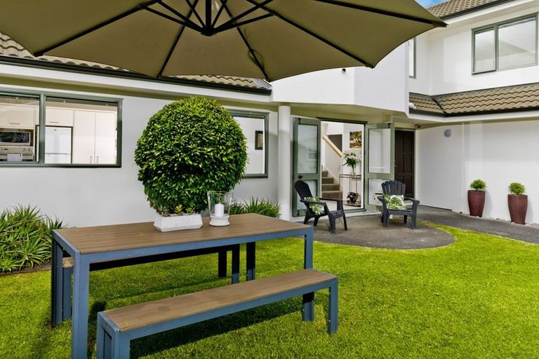 Photo of property in 2/362 East Coast Road, Sunnynook, Auckland, 0630