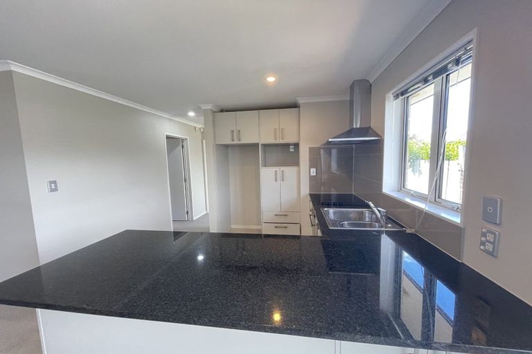 Photo of property in 72 Prince Regent Drive, Half Moon Bay, Auckland, 2012