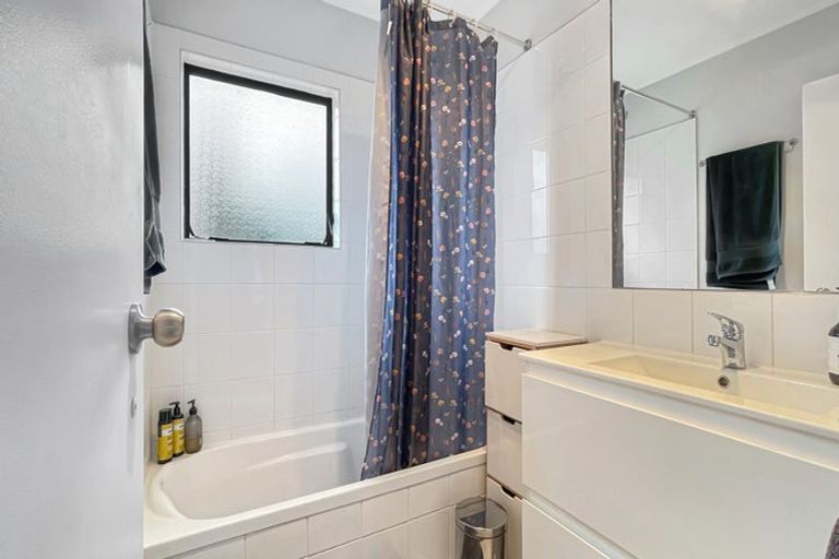 Photo of property in 7 Angeline Place, Massey, Auckland, 0614