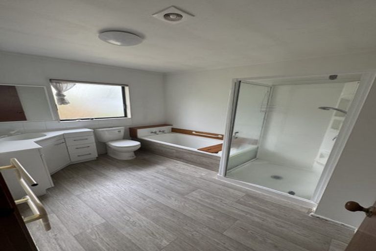 Photo of property in 2/2 Aorangi Place, Birkenhead, Auckland, 0626