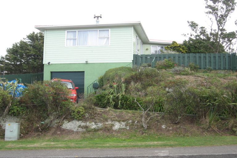 Photo of property in 4 Dress Circle, Newlands, Wellington, 6037