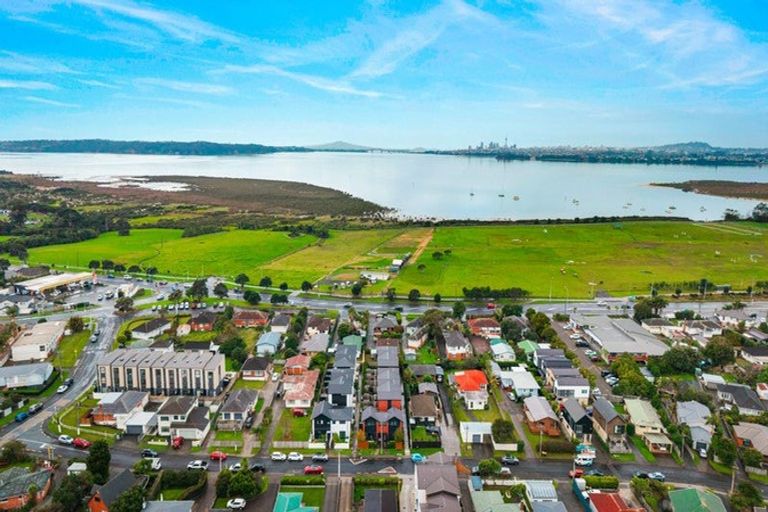 Photo of property in 2/19 Karamu Street, Te Atatu Peninsula, Auckland, 0610