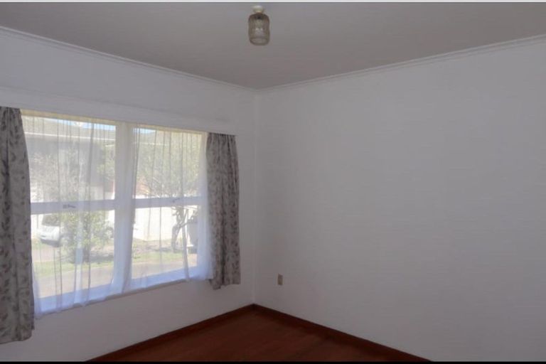 Photo of property in 32 Raleigh Road, Northcote, Auckland, 0627