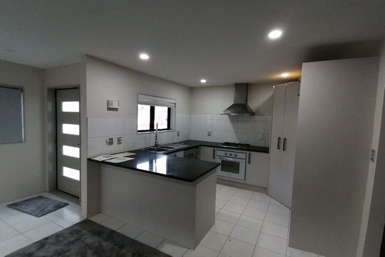 Photo of property in 21 Bangla Place, Massey, Auckland, 0614