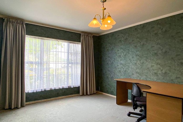 Photo of property in 20 Whiting Grove, West Harbour, Auckland, 0618