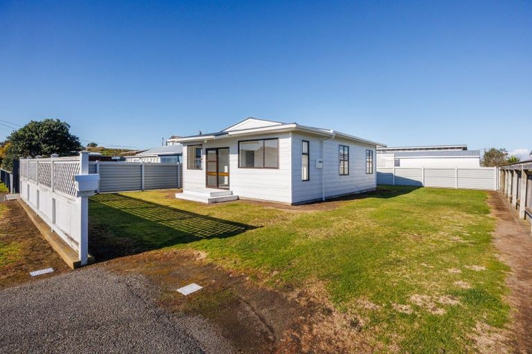 Photo of property in 1 Warren Street, Foxton Beach, Foxton, 4815