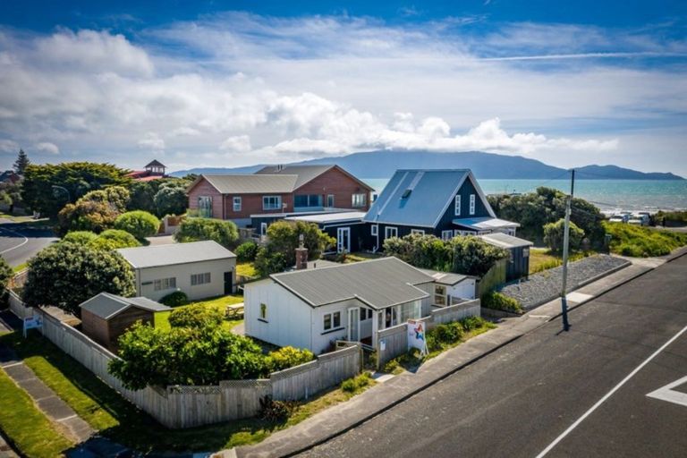 Photo of property in 4 Waimea Road, Waikanae Beach, Waikanae, 5036