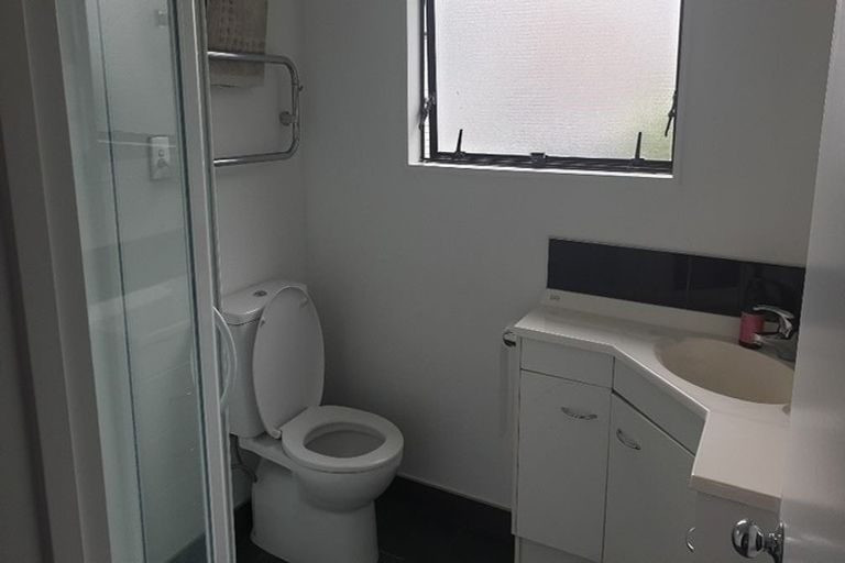 Photo of property in 1/186 East Coast Road, Forrest Hill, Auckland, 0620