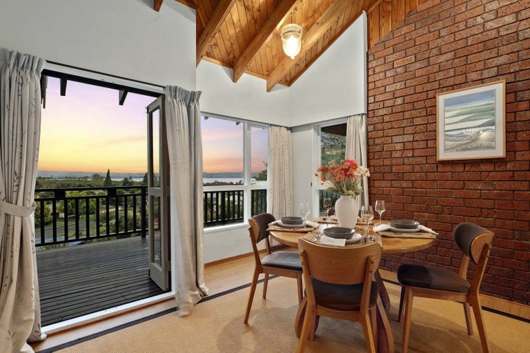 Photo of property in 11 Rika Place, Kawaha Point, Rotorua, 3010