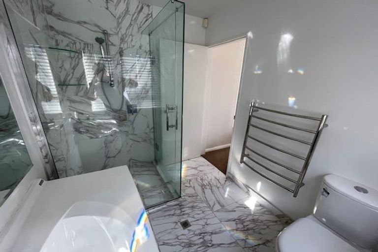 Photo of property in 1/86 Saddleback Rise, Murrays Bay, Auckland, 0630