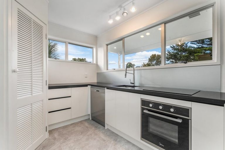 Photo of property in 3/70 Kaurilands Road, Titirangi, Auckland, 0604