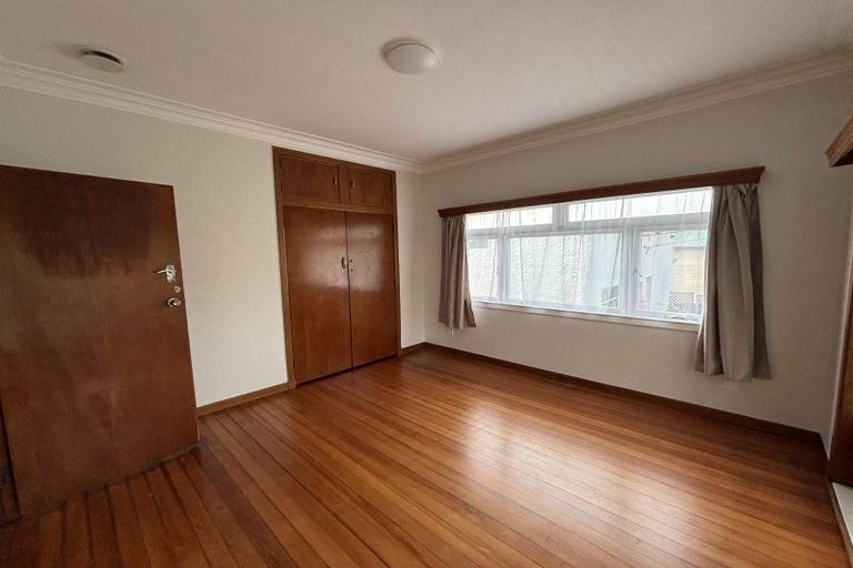 Photo of property in 39 Staveley Avenue, Mount Roskill, Auckland, 1041