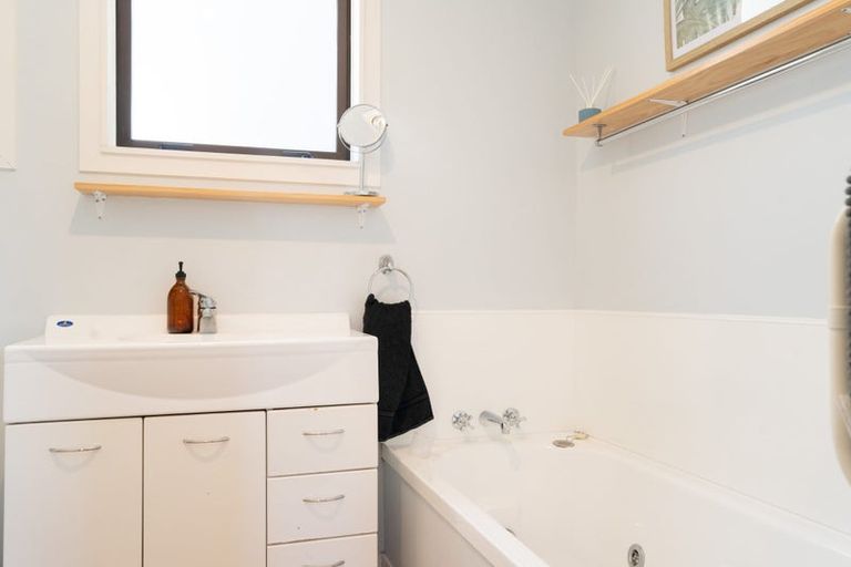 Photo of property in 31 Cheltenham Terrace, Newlands, Wellington, 6037