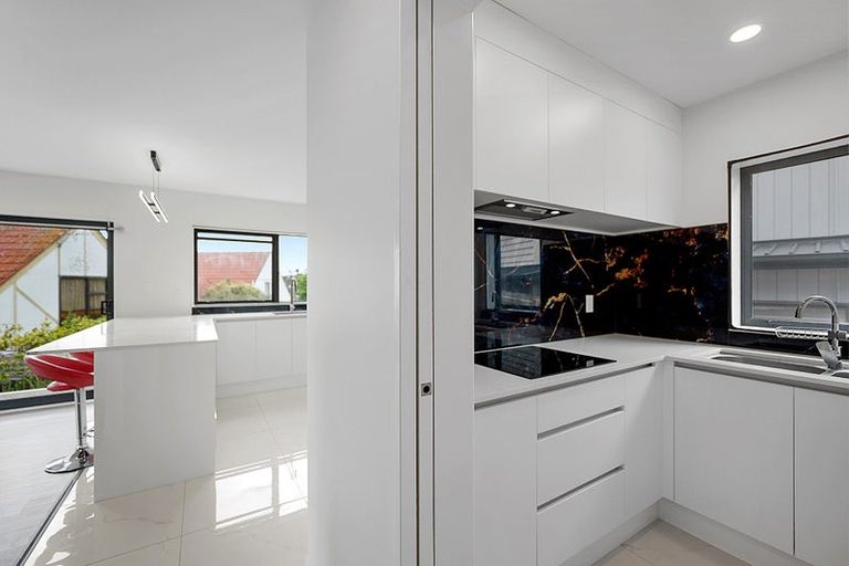 Photo of property in 25a Athena Drive, Totara Vale, Auckland, 0629