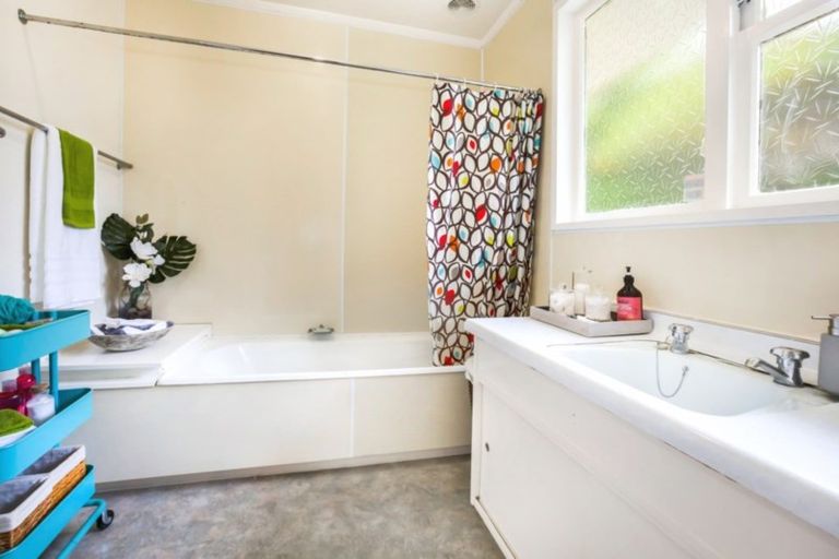 Photo of property in 5 Sunrise Boulevard, Tawa, Wellington, 5028