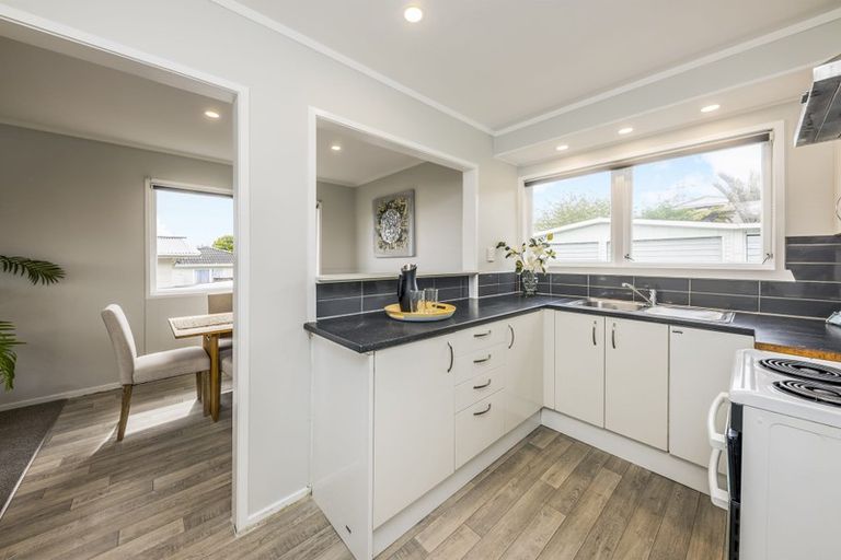 Photo of property in 15 Arlette Place, Massey, Auckland, 0614