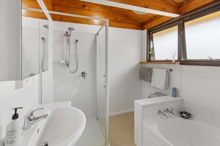 Photo of property in 6 Suzanne Grove, Kelvin Grove, Palmerston North, 4414