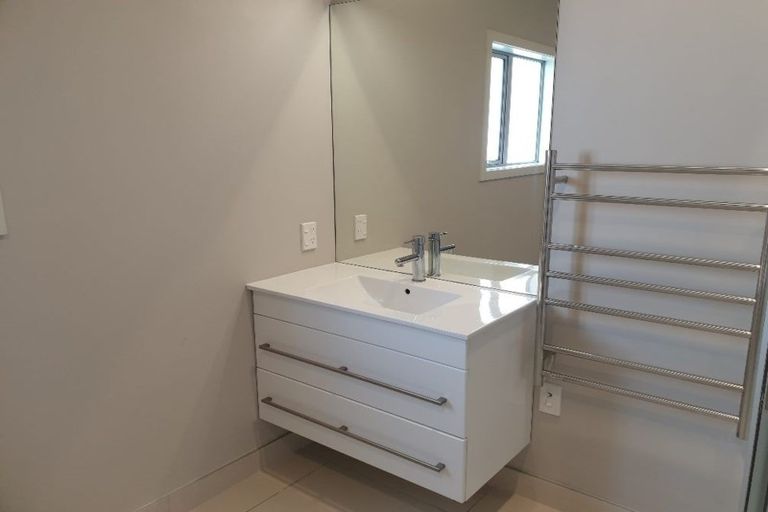 Photo of property in 34a Divich Avenue, Te Atatu South, Auckland, 0610