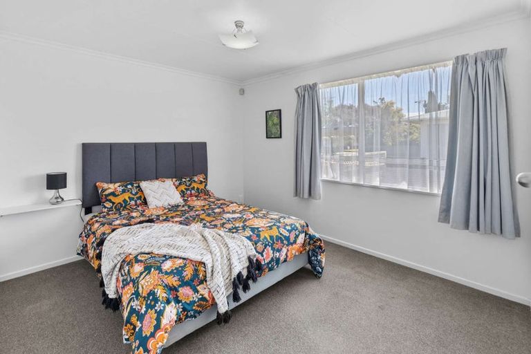 Photo of property in 17 Abraham Crescent, Milson, Palmerston North, 4414