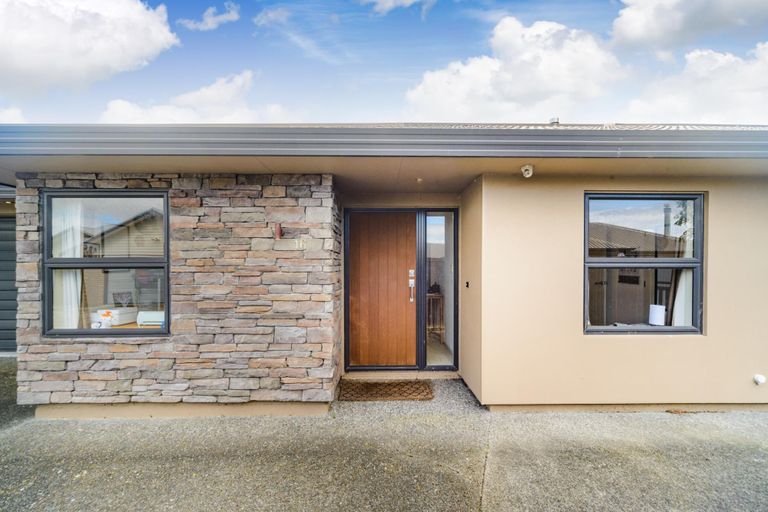 Photo of property in 16 Sorrento Place, Kelvin Grove, Palmerston North, 4414