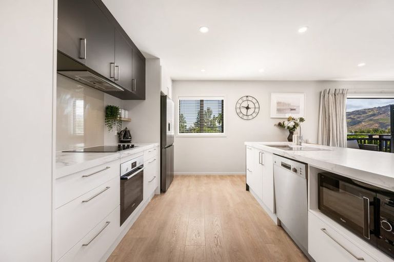 Photo of property in 71 Stratford Drive, Mount Pisa, Cromwell, 9383