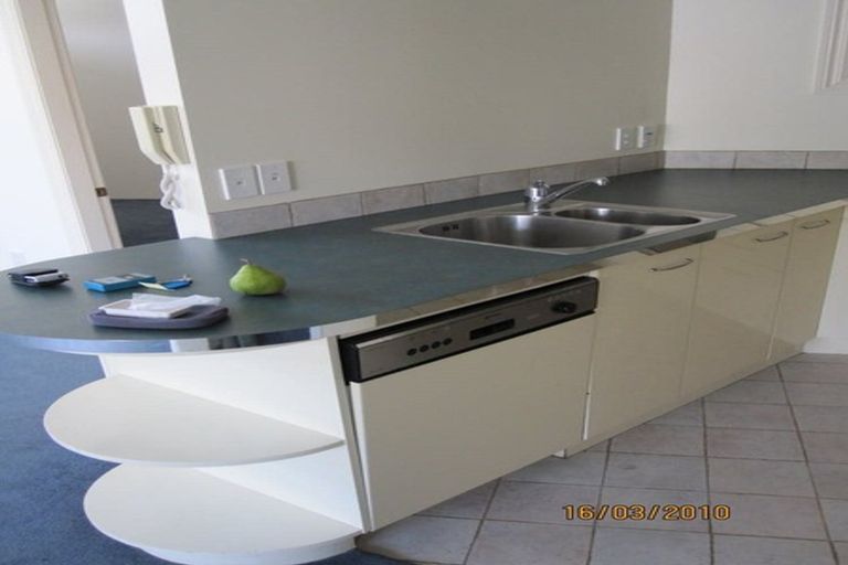 Photo of property in Endeavour Apartments, 13/125 Thorndon Quay, Pipitea, Wellington, 6011