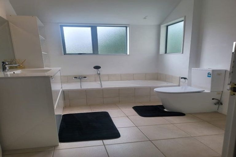 Photo of property in 1/19 Goldfinch Rise, Unsworth Heights, Auckland, 0632