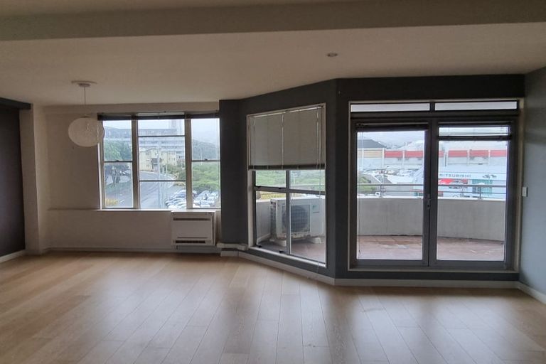 Photo of property in Grandstand Apartments, 4/80 Kent Terrace, Mount Victoria, Wellington, 6011