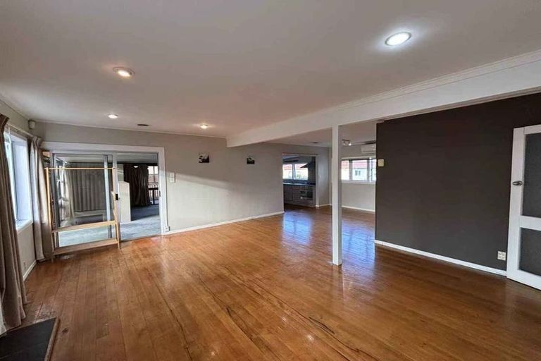 Photo of property in 1/56 Roberts Road, Glenfield, Auckland, 0629