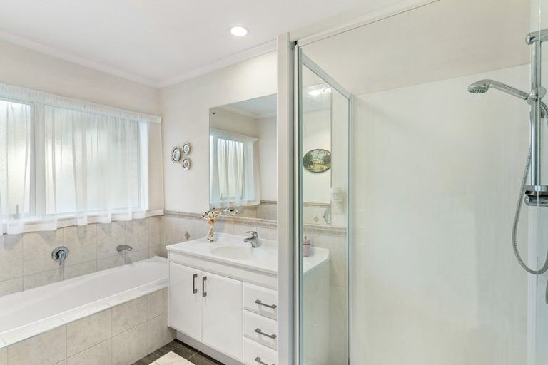 Photo of property in 1 Zara Court, Flat Bush, Auckland, 2016