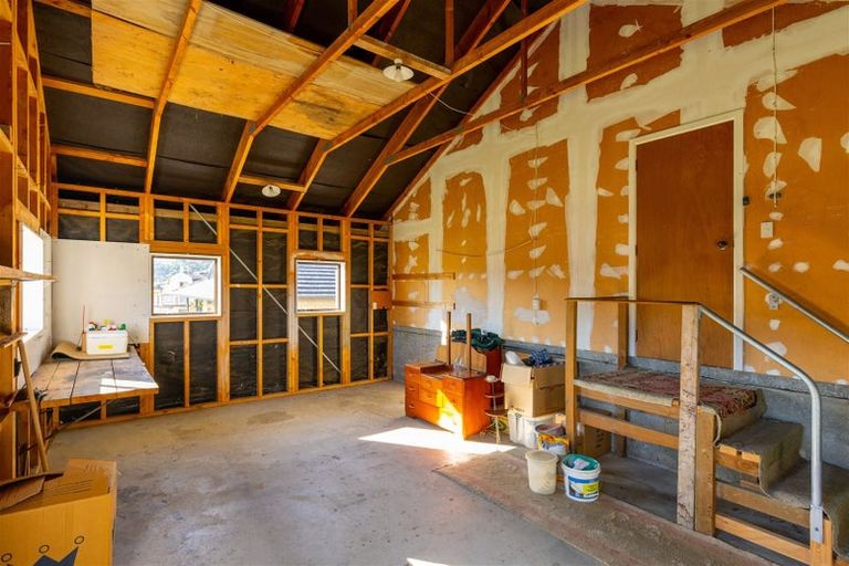 Photo of property in 35 Moana View Road, Waikawa, Picton, 7220