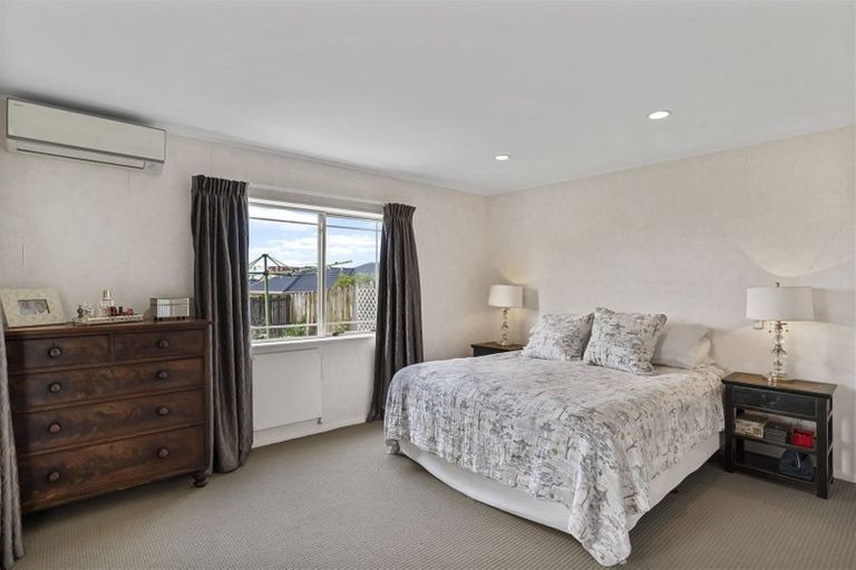 Photo of property in 8 Lorikeet Place, Unsworth Heights, Auckland, 0632