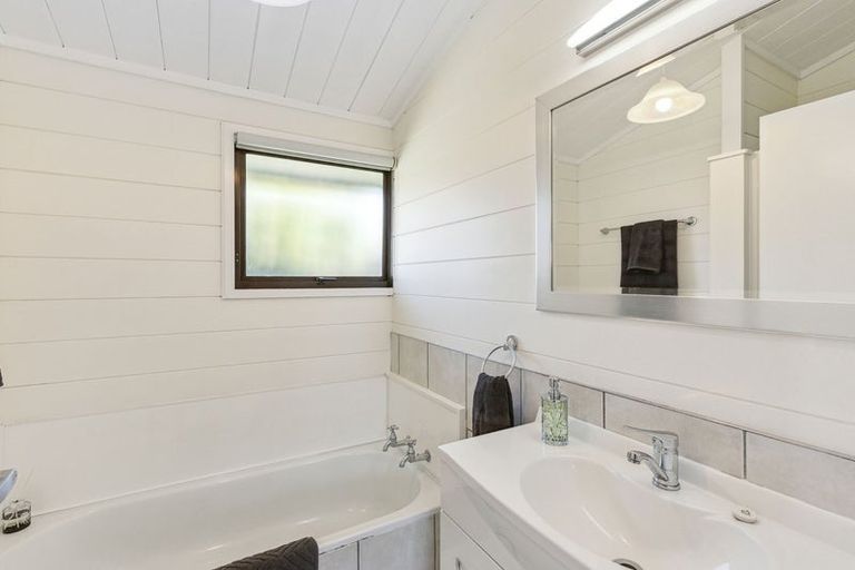 Photo of property in 46 Hollis Road, Paraparaumu Beach, Paraparaumu, 5032