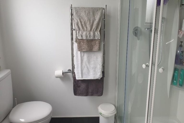 Photo of property in 1/186 East Coast Road, Forrest Hill, Auckland, 0620