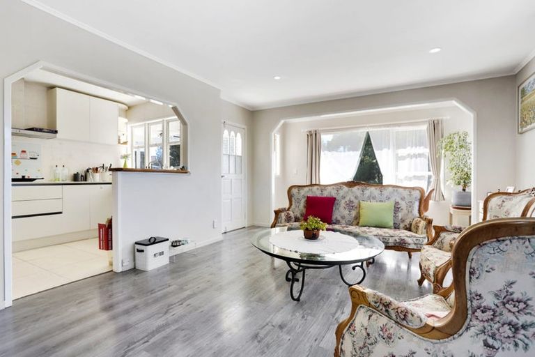 Photo of property in 1 Gamble Way, Massey, 0614