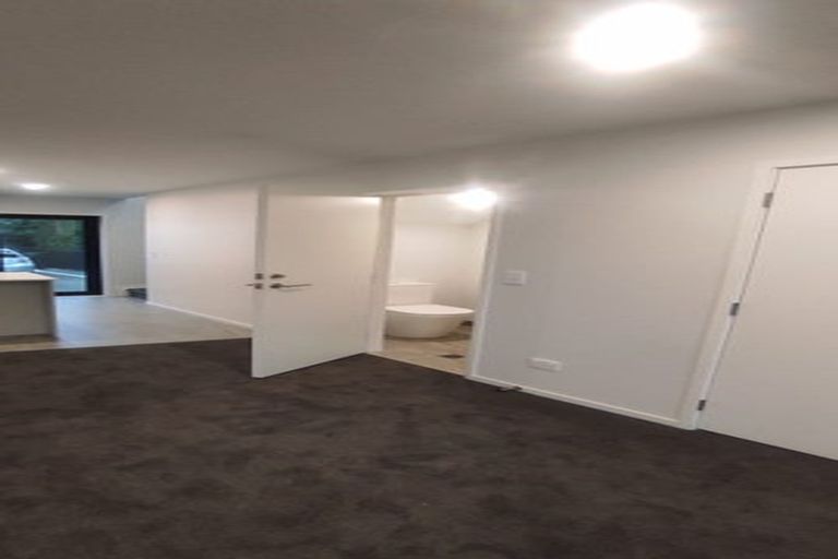 Photo of property in 3/47 Awaroa Road, Sunnyvale, Auckland, 0612