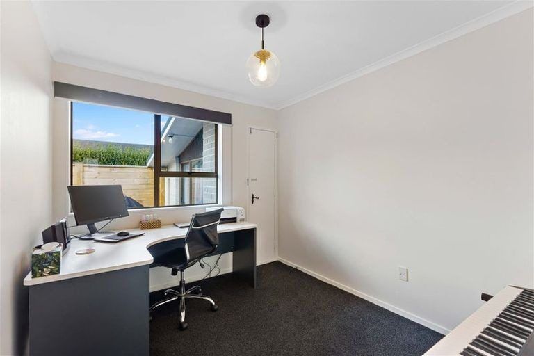 Photo of property in 34a Rewarewa Crescent, Waikanae, 5036
